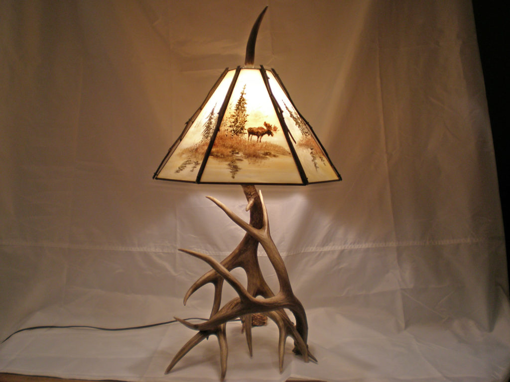 Stump antler table lamp